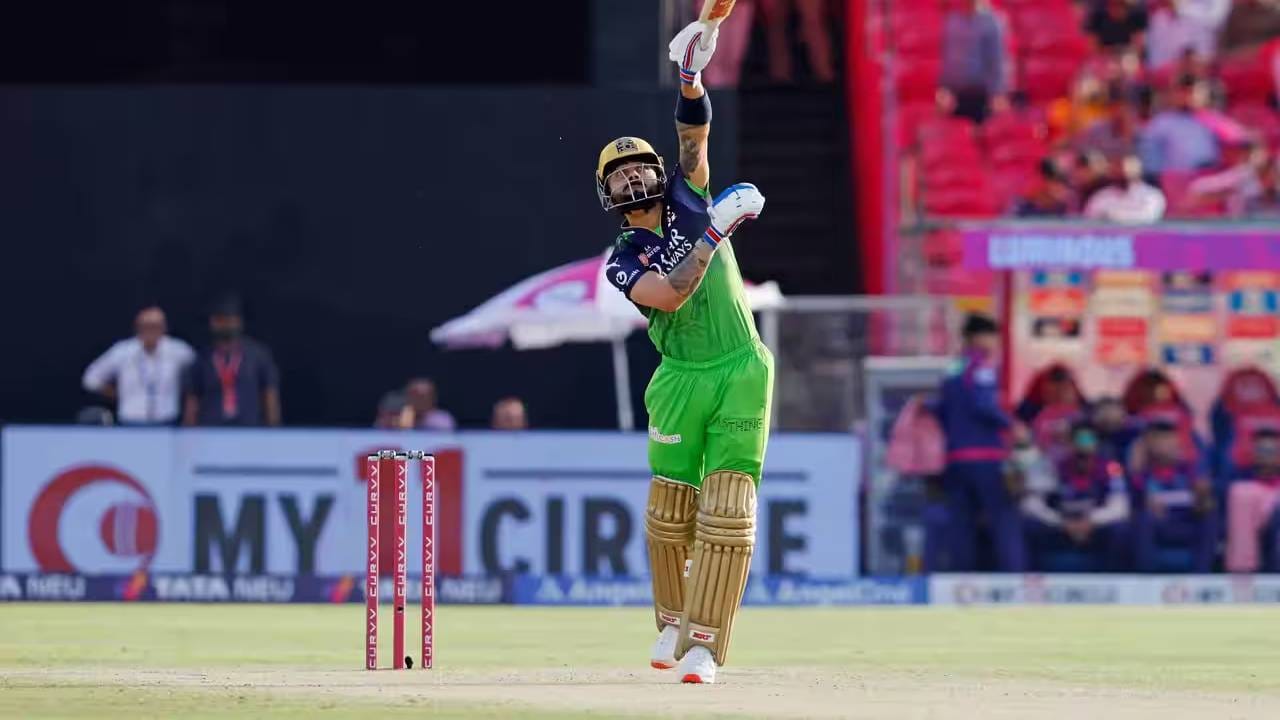 क्रिकविझच्या आकडेवारीनुसार, 2021नंतर कोहलीने आक्रमक खेळण्यास प्राधान्य देत आहे.2021 त्याने 40.6 टक्के आक्रमक शॉट्स खेळले होते. त्यानंतर 2022 मध्ये 50.3 टक्के, 2023 मध्ये 62.5 टक्के,  2024 मद्ये 64.3 टक्के, 2025 मध्ये 68 टक्क्यांपर्यंत आणि आता 2026 मध्ये ही आकडेवारी 72.8 टक्क्यांपर्यंत पोहोचली आहे.  (Photo- IPL/BCCI)