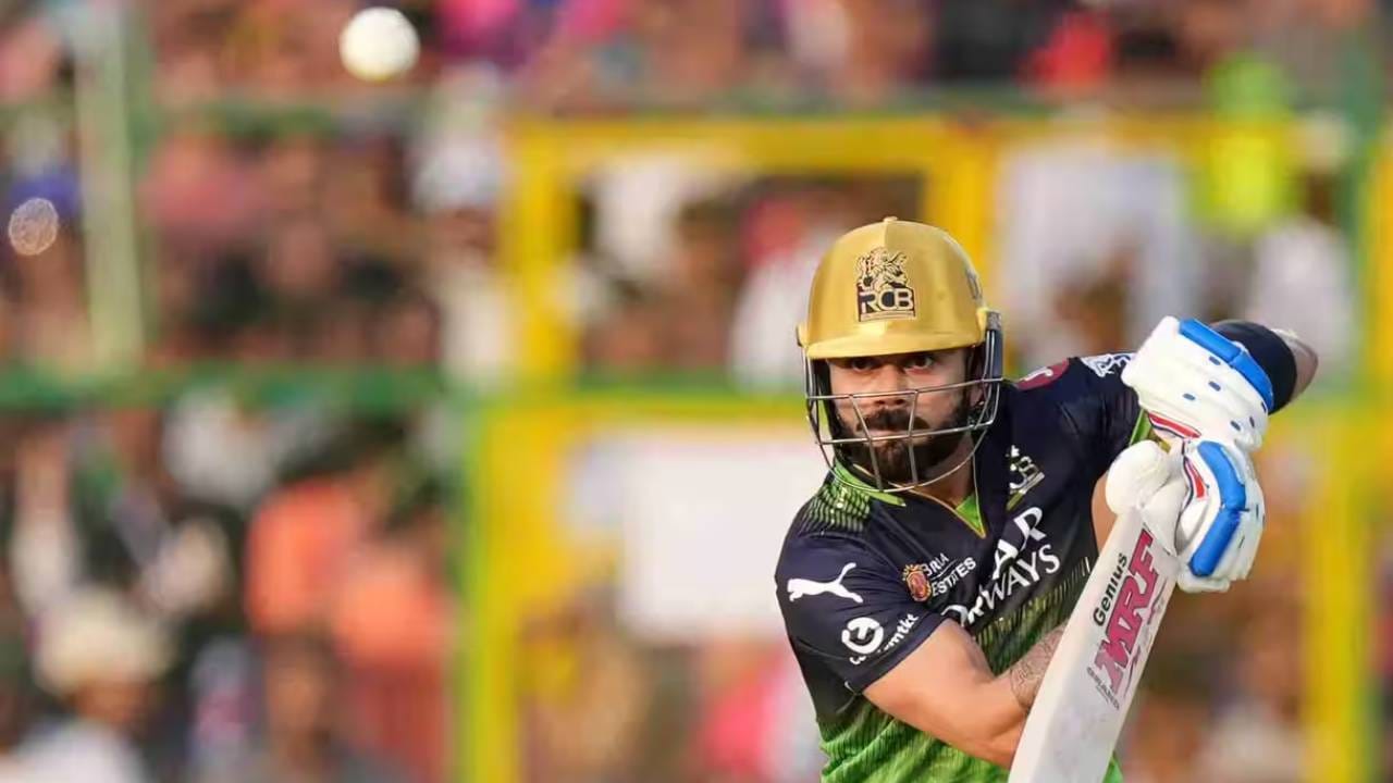 मागच्या तीन-चार पर्वात विराट कोहलीची फलंदाजीची शैली खऱ्या अर्थाने बदलली दिसत आहे. विराट कोहली पूर्वीपेक्षा अधिक जोखीम पत्करत असल्याचं दिसत आहे. पहिल्या दहा चेंडूंशी संबंधित एक आकडेवारी समोर आली आहे. त्यातून हा उलगडा झाला आहे. (Photo- IPL/BCCI)