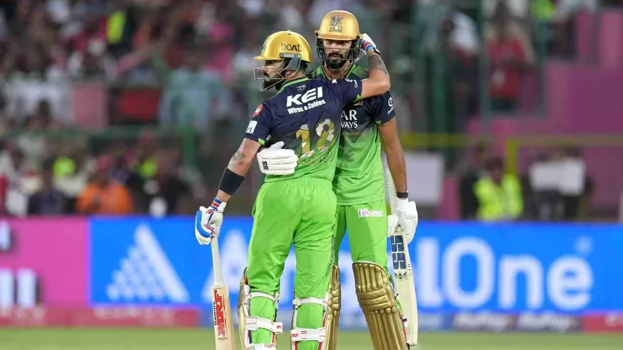 आयपीएल 2026 स्पर्धेत विराट कोहली ऑरेंज कॅपच्या शर्यतीत आहे. टॉप 5 मध्ये त्याचं नाव फिरताना दिसतं. त्याने सहा सामन्यात दोन अर्धशतकांसह 247 धावा केल्या असून टॉप 2 मध्ये स्थान मिळवलं आहे. त्यामुळे यंदाही त्याची बॅट चांगलीच तळपताना दिसत आहे. (Photo- IPL/BCCI)