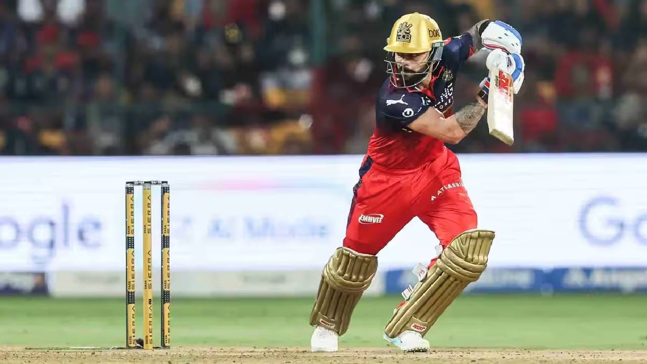 विराट कोहली ऑरेंज कॅपच्या शर्यतीतही आहे. प्रत्येक सामन्यात धावा केल्यानंतर त्याच्या डोक्यावर कॅप दिसते. विराट कोहलीने सात सामन्यात तीन अर्धशतकाच्या जोरावर 328 धावा केल्या आहेत. (Photo: IPL/BCCI)