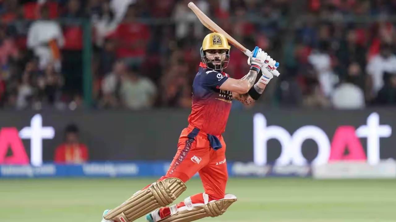 आयपीएल स्पर्धेत 400 धावा करण्याच्या वेशीपासून विराट कोहली 72 धावा दूर आहे. दिल्लीच्या अरूण जेटली स्टेडियममध्येच विराट कोहली हा टप्पा गाठण्याची शक्यता आहे. आयपीएल 2026 स्पर्धेतील आरसीबीचा पुढचा सामना दिल्ली कॅपिटल्सशी होणार आहे. (Photo: IPL/BCCI)