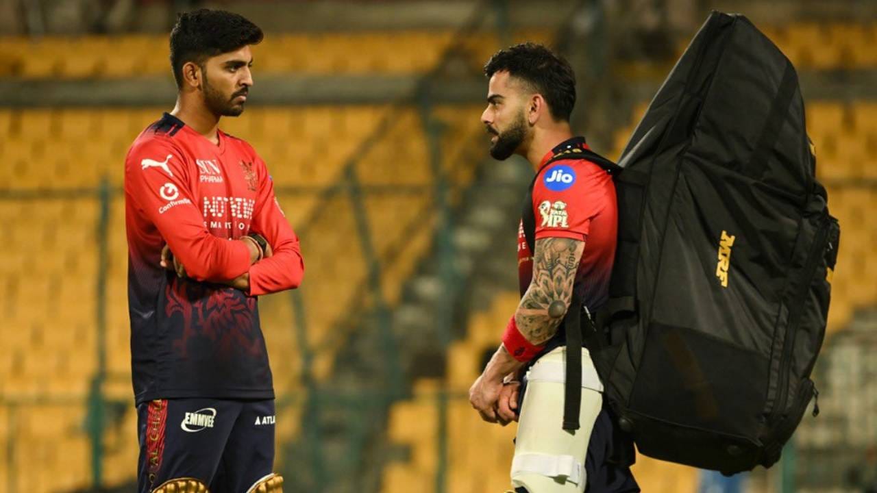 विराट कोहलीने लखनौ सुपर जायंट्सविरुद्धच्या सामन्यात दुसरा षटकार मारताच त्याच्या शिरपेचात मानाची तुरा खोवला जाणार आहे. आयपीएल स्पर्धेत 300 षटकार मारणारा तिसरा फलंदाज ठरेल. 264 व्या डावात ही कामगिरी आपल्या नावावर करेल.  (Photo: RCB Twitter)