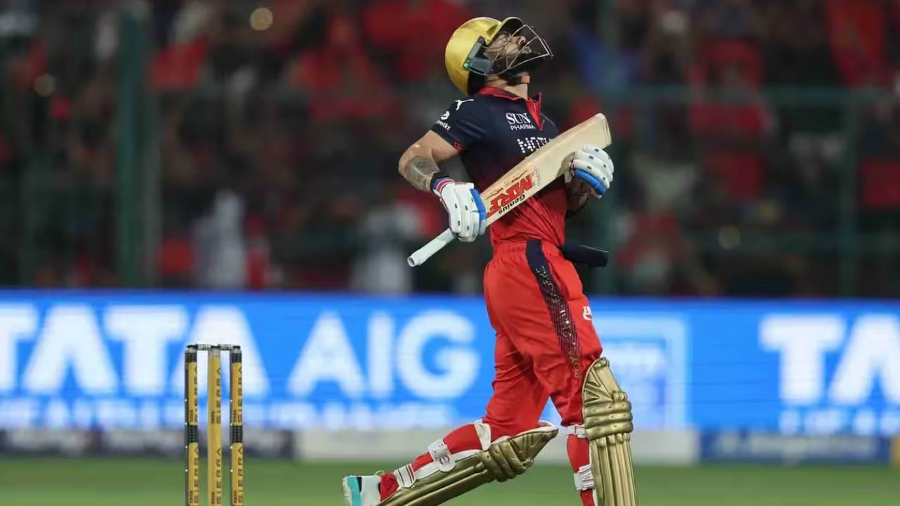 आयपीएल स्पर्धेत विराट कोहली एकमेव फलंदाज असा आहे की त्याने 10वेळा म्हणजेच दहा पर्वात 400हून अधिक धावा केल्या आहेत. म्हणजेच 19 पर्वापैकी 10 पर्वात त्याने ही कामगिरी केली आहे. आता 11व्यांदा अशी कामगिरी करण्यास सज्ज झाला आहे. (Photo: IPL/BCCI)