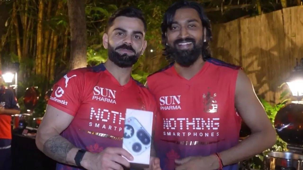 यात 43 इंचाचा एक एलईडी स्मार्ट टीव्ही असून त्याची किंमत जवळपास 40 हजार रुपये आहे. दुसरीकडे  या प्रायोजक कंपनीकडून स्मार्टफोनही मिळाला. त्याची किंमत 45 हजार आहे. (Photo: RCB)