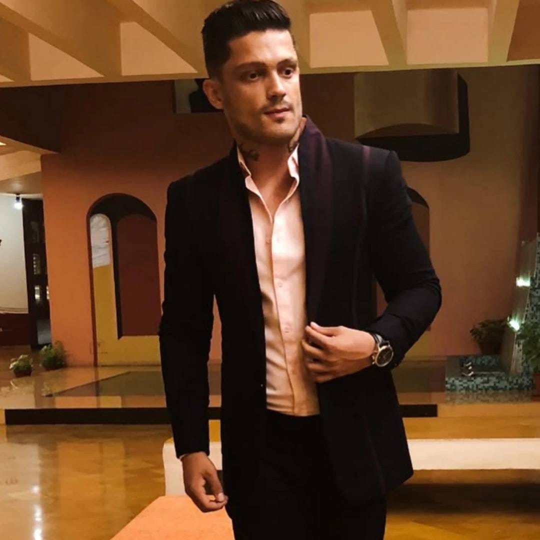 मी 16 वर्षांचा असताना वडिलांना मारलेलं. वडिल मला सुद्धा भरपूर मारायचे. पण मी त्यांना वयाच्या 16 व्या वर्षी मारलेलं. मी कुत्र्याची चैन काढली व त्याने वडिलांना मारलं. बालपणीच्या या घटनांचा सिद्धार्थच्या मनावर खूप परिणाम झाला.