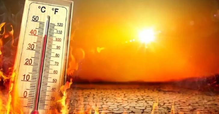 गेल्या काही दिवसांत महाराष्ट्रावर अवकाळी पावसाचे संकट आले. या अवकाळी पावसामुळे शहरी भागात लोकांना उन्हाच्या झळांमध्ये गारव्याचा आनंद लुटता आला. परंतु  ग्रामीण भागात शेतकऱ्यांचे मोठे नुकसान झाले. द्राक्षे, कांदा, आंबा आदी पिकांची नासधूस झाली. 