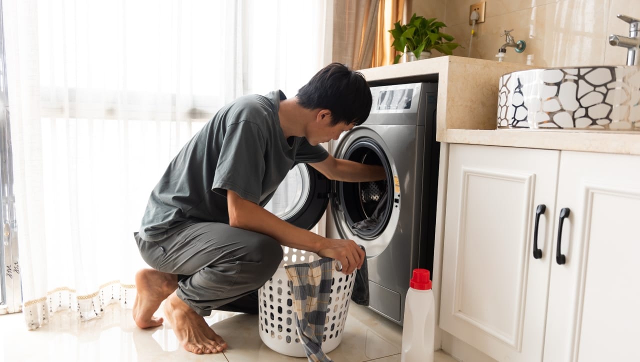 नेहमी जड कपडे म्हणजेच जीन्स, जॅकेट आणि हलके कपडे म्हणज टी-शर्ट, रुमाल यांचे मिश्रण करून धुवावेत. फक्त जड कपडे एकाच वेळी धुतल्यास फिरताना ड्रमचे संतुलन बिघडून आवाज येऊ शकतो, जो मशीनच्या बेअरिंगसाठी घातक ठरू शकतो.