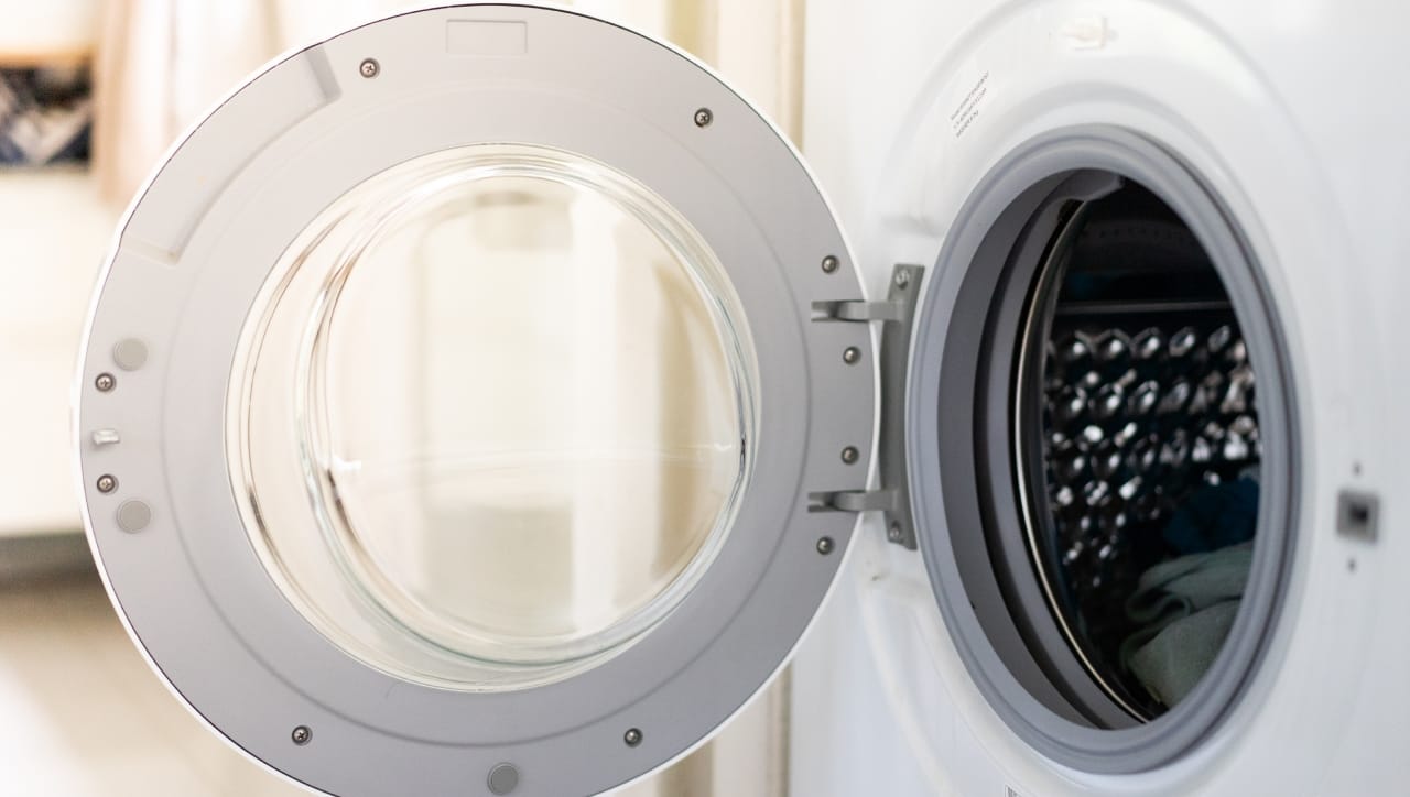 सध्याच्या धकाधकीच्या जीवनात कपडे धुण्यासाठी बहुतेक घरांमध्ये वॉशिंग मशिनचा वापर केला जातो. मात्र, मशिनमध्ये एका वेळी नेमके किती कपडे लोड करावेत, याबद्दल आजही अनेकांमध्ये संभ्रम असतो.