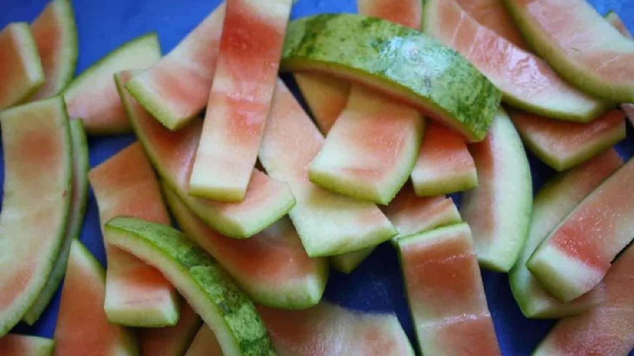 कलिंगडच्या सालीपासून बनवा चविष्ट पदार्थ, साल कधीच फेकू नका...