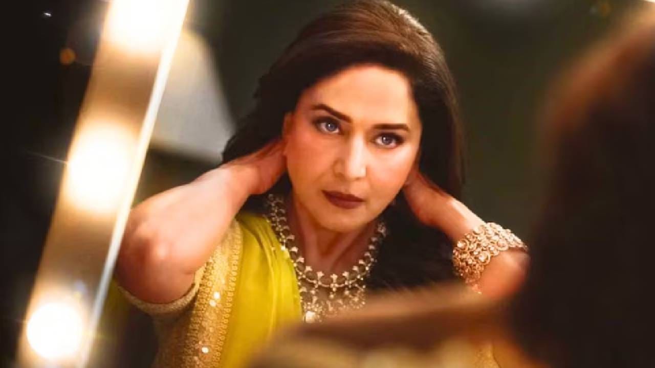 आम्ही येथे ‘मिसेस देशपांडे’ या सीरीजबद्दल बोलत आहोत. या कहाणीतील मुख्य स्त्री पात्र जन्मठेपेची शिक्षा भोगत आहे आणि तिच्यावर अनेक भयानक हत्यांचे आरोप आहेत. कहाणीतील ट्विस्ट तेव्हा येतो जेव्हा पोलिसांना एक नवीन कॉपी-कॅट किलर सापडतो आणि त्याला पकडण्यासाठी त्यांना त्याच महिलेची मदत घ्यावी लागते. सर्वात हैराण करणारी गोष्ट म्हणजे, ही केस जो पोलिस अधिकारी तपासत आहे तो तिचा महिलेचा मुलगा असतो, ज्याला माहितीही नसते की ज्या स्त्रीची तो चौकशी करतोय ती त्याची आई आहे. या दरम्यान दोघांचे नाते खूप गुंतागुंतीचे होते.