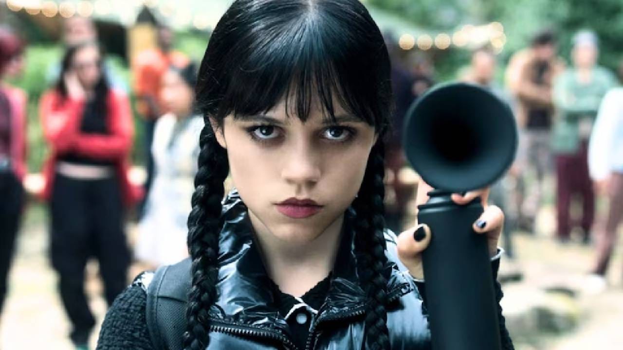 ही सुपरहिट सीरिज 2022 मध्ये आली होती. या प्रसिद्ध सीरिजचे सह-दिग्दर्शन आणि निर्मिती प्रसिद्ध चित्रपट निर्माते टिम बर्टन यांनी केली आहे. त्यांची 'डार्क स्टाईल' यात स्पष्टपणे दिसून येते. ही कथा क्लासिक 'द ॲडम्स फॅमिली'च्या पात्रावर आधारित आहे. यामध्ये 'वेडनसडे'ला 'नेव्हरमोर अकादमी' नावाच्या एका विचित्र शाळेत पाठवले जाते. तिथे ती एका हत्येचे रहस्य सोडवते आणि त्याचबरोबर स्वतःच्या विशेष शक्ती समजून घेण्याचा प्रयत्न करते, ज्यामुळे तिची ओळख अधिक खास बनते. ही सीरिज रहस्य आणि साहसाने भरलेली असून तिचे नाव 'वेडनसडे' (Wednesday) आहे.