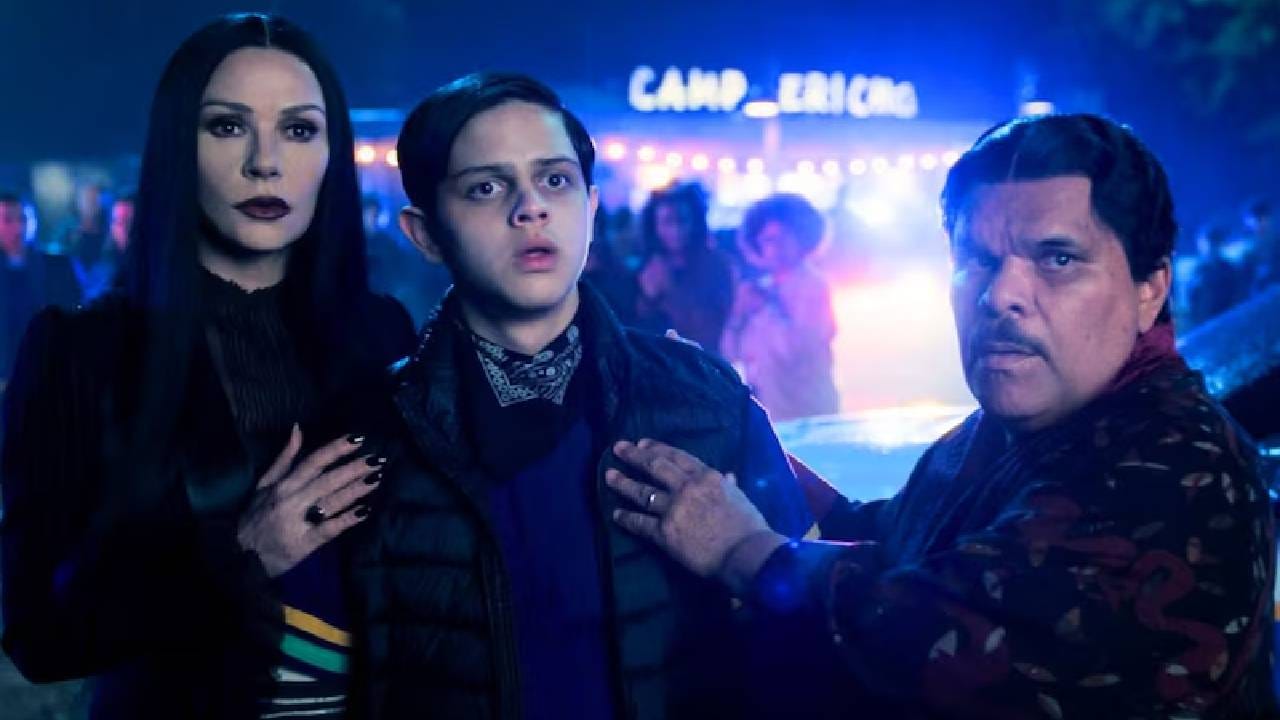 या सीरिजमध्ये जेना ऑर्टेगा हिने मुख्य भूमिका साकारली असून तिच्या अभिनयाचे लोकांनी खूप कौतुक केले आहे. तिच्यासोबत कॅथरीन झेटा-जोन्स, लुईस गुजमान, एम्मा मायर्स, हंटर डूहान, जॉय संडे आणि ग्वेंडोलिन क्रिस्टी यांसारखे कलाकारही पाहायला मिळतात. या सीरिजची कथा प्रसिद्ध 'द ॲडम्स फॅमिली'च्या चार्ल्स ॲडम्सने तयार केलेल्या पात्रांपासून प्रेरित असलेली एक काल्पनिक कथा आहे. यामध्ये रहस्य आणि डार्क कॉमेडीचा उत्तम मेळ पाहायला मिळतो. ही सीरिज प्रेक्षकांना एका रहस्यमय जगात घेऊन जाते आणि त्यांचे भरपूर मनोरंजन करते. संपूर्ण सीरिज अत्यंत रंजक आणि पाहण्यासारखी आहे.