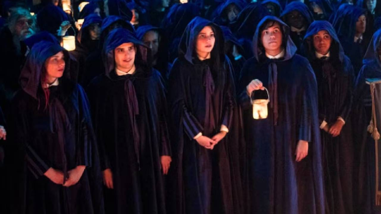 आज आम्ही तुम्हाला ज्या सीरिजबद्दल सांगत आहोत, तिच्या कथेचे सर्वात मोठे वैशिष्ट्य म्हणजे तिचे मुख्य पात्र. या पात्राची विचार करण्याची पद्धत आणि वागणे पूर्णपणे वेगळे असल्याचे दिसत आहे. तो ना जास्त इमोशनल आहे, ना खूप आनंदी राहणारा. त्याच्या संवादांमध्ये एक प्रकारचा 'ड्राय ह्यूमर' (विनोद) आहे, जो लोकांना खूप आवडला. ज्या शाळेची ही कथा दाखवण्यात आली आहे, ती देखील इतर सामान्य शाळांसारखी नसून रहस्यांनी भरलेली आहे. प्रत्येक भागात काहीतरी नवीन पाहायला मिळते, ज्यामुळे प्रेक्षकांची उत्सुकता टिकून राहते आणि याच कारणामुळे ही सीरिज अल्पावधीतच लोकांमध्ये प्रचंड लोकप्रिय झाली.