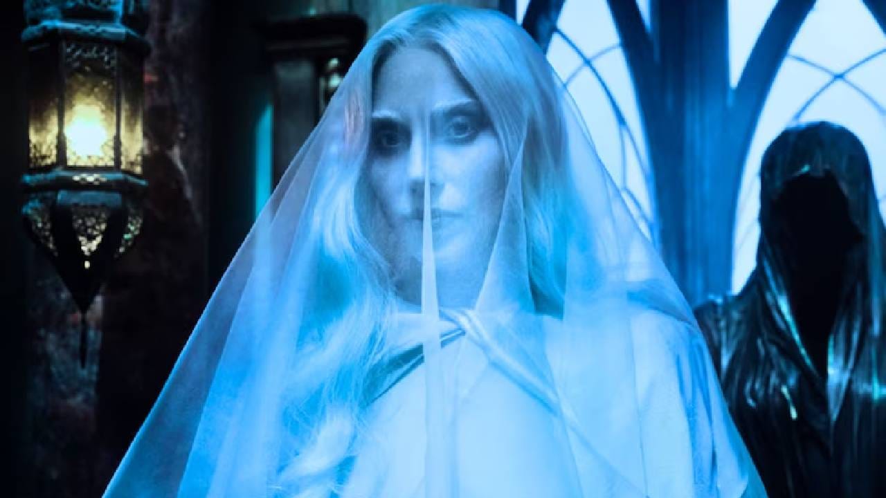 जर तुम्हालाही अलौकिक (सुपरनॅचरल) डार्क कॉमेडी कथा पाहण्याची आवड असेल, तर ही सीरिज तुम्हाला नक्कीच आवडेल. जर तुम्ही ती अजून पाहिली नसेल, तर नेटफ्लिक्सवर ती हिंदी भाषेत पाहू शकता. ‘वेडनसडे’च्या हिंदी व्हर्जनमध्येही तिचे संवाद आणि डार्क वातावरणाचा प्रभाव तसाच राहतो. जे लोक हॉरर, मिस्ट्री आणि थोडी वेगळी कथा आवडतात, त्यांच्यासाठी ही सीरिज एक उत्तम पर्याय आहे. विशेष म्हणजे 2022 आणि 2025 मधील सर्वात प्रसिद्ध आणि अविस्मरणीय वेब सीरिजमध्ये आजही या सीरिजचे नाव घेतले जाते.