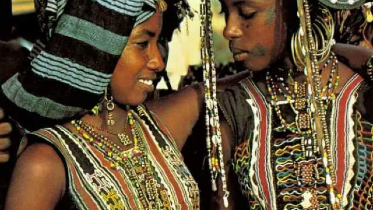 या उत्सवात पुरुष स्वतःला आकर्षक दाखवण्यासाठी तासन्तास रंगीबेरंगी मेकअप करतात, पारंपरिक पोशाख परिधान करतात आणि गाणे-नृत्य सादर करतात. त्यांच्या चेहऱ्यावरील हावभाव, उंची, शरीरयष्टी आणि नृत्यकौशल्य यावर महिलांचे लक्ष केंद्रित होते.