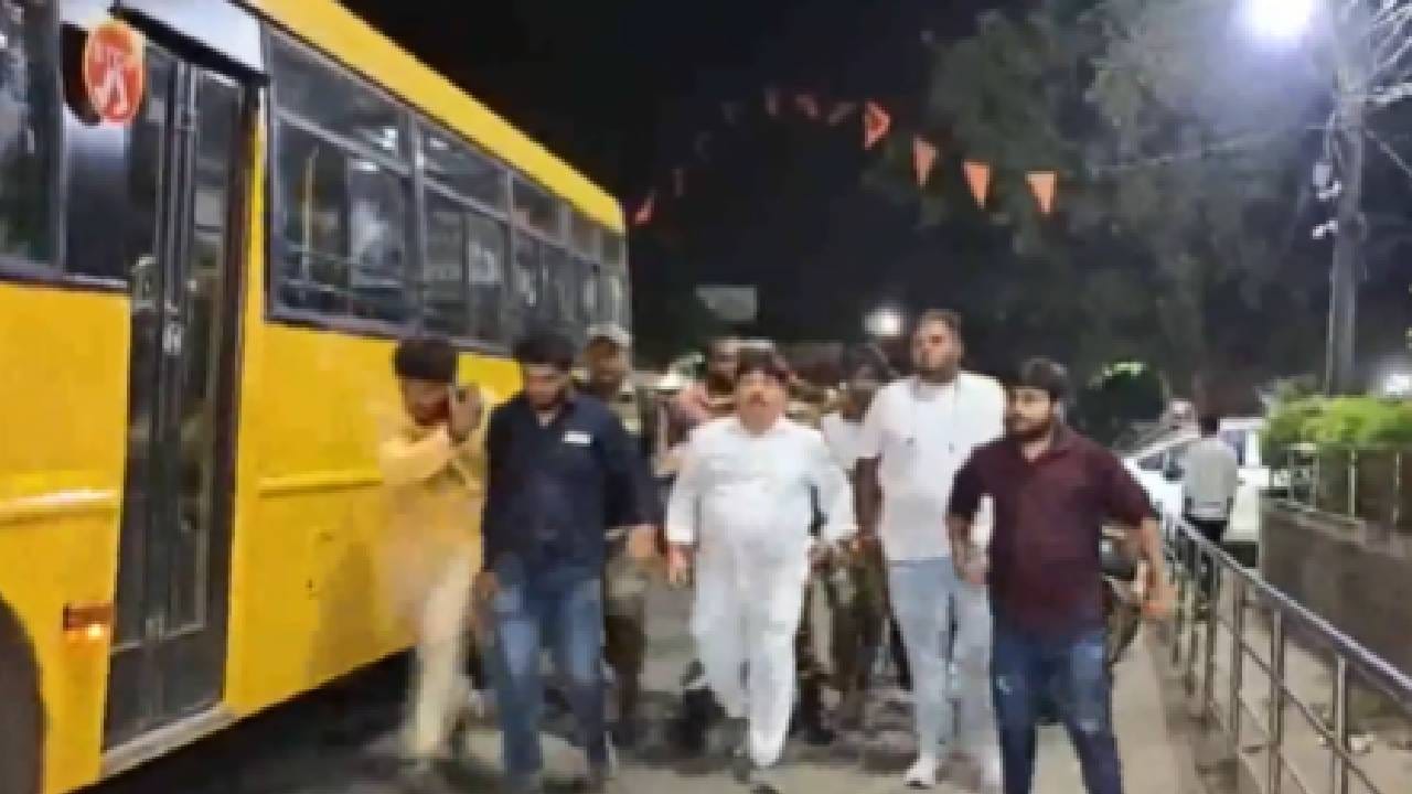 West Bengal Assembly Election 2026 : PM मोदींच्या सभेआधी बंगालमध्ये मोठा राडा, आमदाराच्या घरावर बॉम्ब फेकला, परिस्थिती तणावपूर्ण