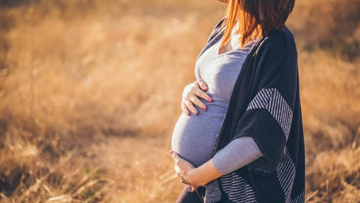 पुण्यात असहाय महिलेची रस्त्यातच प्रसुती, स्थानिक मदतीला धावले, सरकारी रुग्णालयावर होतोय गंभीर आरोप