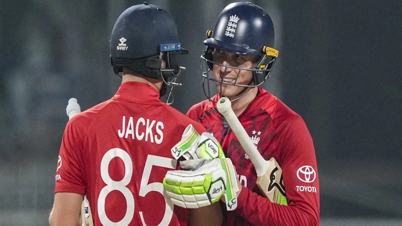 आयपीएल स्पर्धेच्या 19 व्या मोसमातून दुखापतीमुळे खेळाडूचं बाहेर होण्याचं सत्र सुरुच आहे. आधीच बॅकफुटवर असलेल्या गुजरात टायटन्सला मोठा झटका लागला आहे. गुजरातचा विकेटकीपर बॅट्समन टॉम बँटन याला 19 व्या मोसमातून एकही सामना न खेळता दुखापतीमुळे बाहेर व्हावं लागलंय. आयपीएलकडून याबाबतची माहिती देण्यात आली आहे. (Photo Credit : PTI)