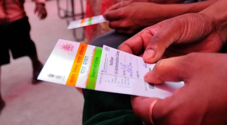 परंतु आता आधार कार्ड तयार करणाऱ्या UIDAI या शासकीय संस्थेने एक महत्त्वाची माहिती दिली आहे. आता तुम्हाला तुमच्या आधार कार्डवरील नाव, पत्ता, जन्मतारीख बदलायची असेल तर त्यासाठी पैसे द्यावे लागतील.UIDAI च्या माहितीनुसार आधार कार्डवरील काही माहिती अपडेट करण्यासाठी कोणतीही फी द्यावी लागणार नाही. 