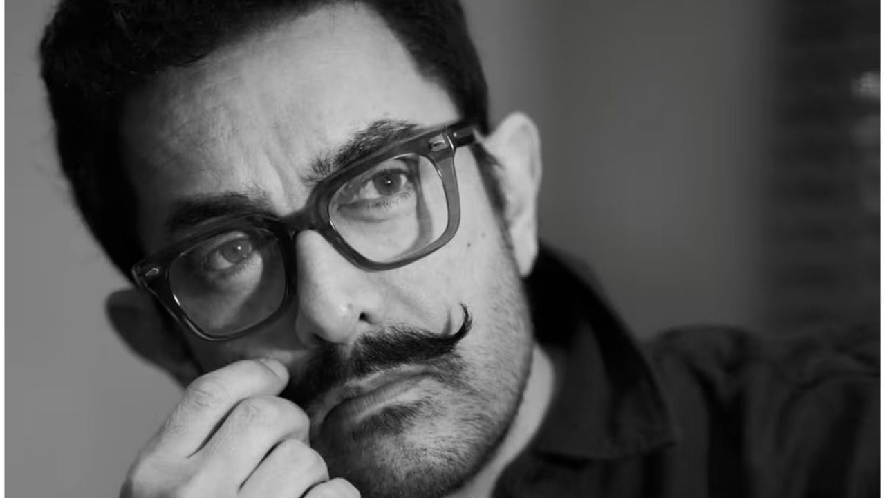 आमीर खान - आमीर खान याचा क्रमांक सातवा असून आमीर खान याचे प्रोडक्शन हाऊस देखील आहे. बातम्यानुसार आमीर खानची नेटवर्थ १५०० कोटी आहे. 