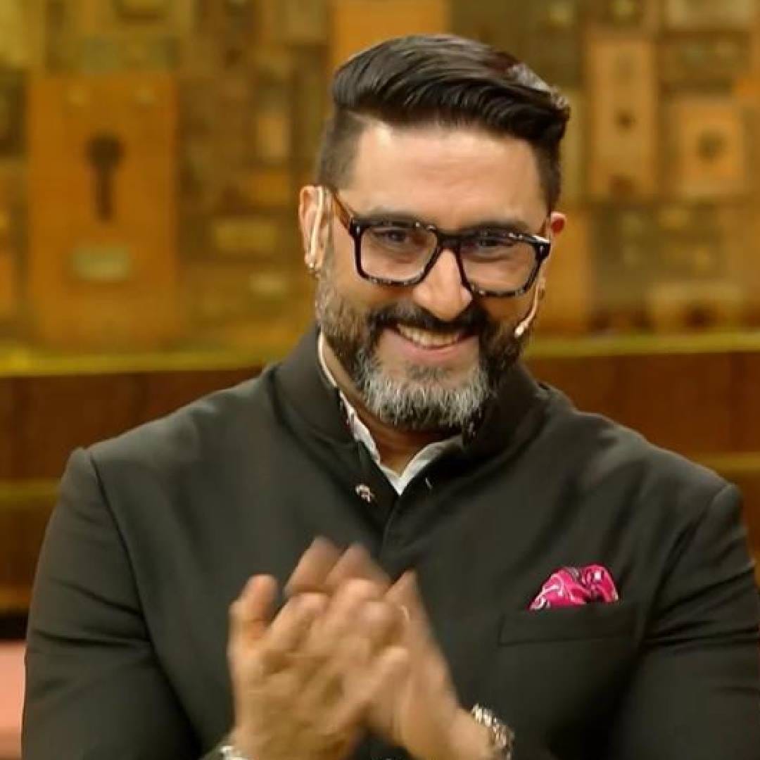 सलमान खानचं नाव घेताच अभिषेक बच्चनने हसत टाळ्या वाजवल्या. बिग बॉसचा मंच आणि सलमान भाऊचं नाव नाही घेतलं तर काय फायदा असं रितेश पुढे म्हणाला. यावेळी सर्वांच्या नजरा अभिषेकच्या प्रतिक्रियेवर खिळल्या होत्या. 
