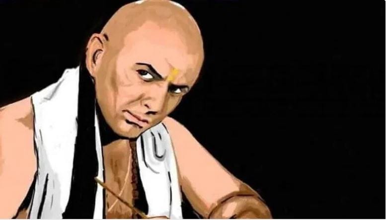 तुम्ही बाहेर कुठे काम करत असले तरीही कुटुंबाला प्राधान्य द्यायला हवे. कुटुंब, नाते याकडे दुर्लक्ष करणारी व्यक्ती आयुष्यात सुखी राहात नाही, असे चाणक्य नीती सांगते. कितीही संपत्ती कमवली आणि सोबत नातेवाईक, कुटुंब नसेल तर त्या संपत्तीची किंमत शून्य आहे, असे आचार्य चाणक्य यांनी सांगितलेले आहे. 