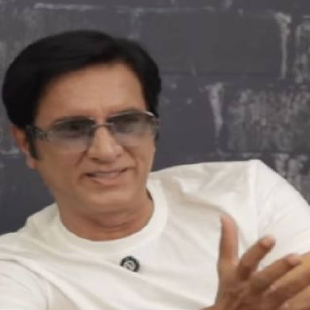 या करारामुळे त्यांना शाहरुख खानच्या 'दिवाना' आणि 'डर' यांसारख्या चित्रपटांना गमवावं लागलं होतं. कामाच्या अभावामुळे अखेर त्यांना बी ग्रेड चित्रपटांच्या ऑफर्स स्वीकाराव्या लागल्या होत्या.  
