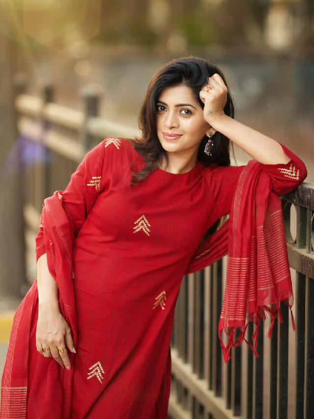 सुंदरी...सुंदरी, लाल रंगाच्या ड्रेसमधील ही अभिनेत्री कोण? सौंदर्या पाहून...