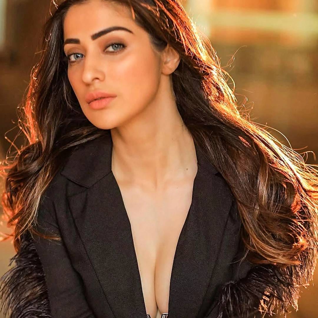 धोनीसोबत अफेयर डाग असल्याचं तिने म्हटलं. एका इंटरव्यूमध्ये राय लक्ष्मी बोलली की धोनीसोबतचं माझं नात एक डाग किंवा जखमेसारखं आहे जी कधीच भरुन येणार नाही. 