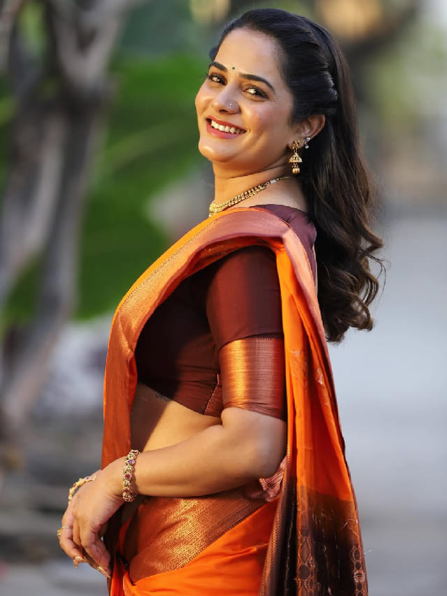 नजर लागेल वाटत.., केसरी रंगाच्या साडीत भाग्यश्रीचा सुंदर लूक
