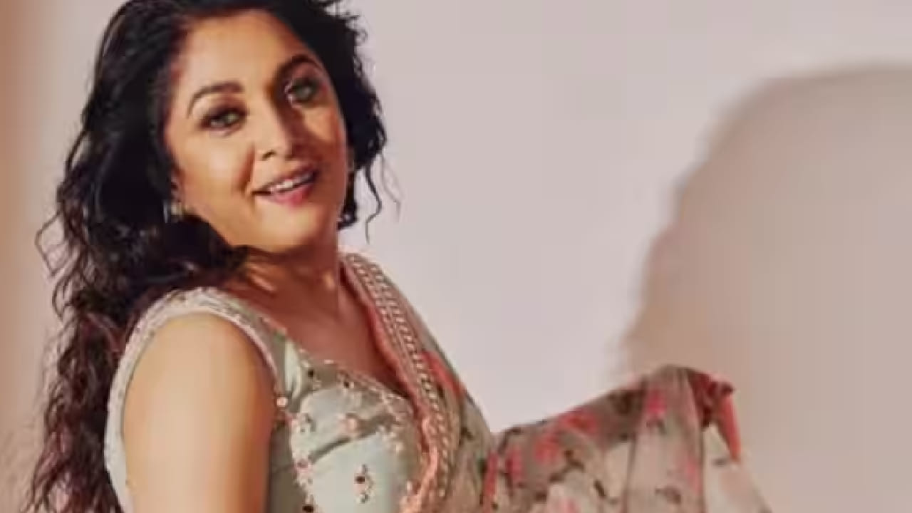 राम्या कृष्णन या त्या काळातील साऊथ चित्रपटसृष्टीतील सर्वाधिक लोकप्रिय आणि यशस्वी अभिनेत्रींपैकी एक होत्या. त्यांच्या अभिनयासोबतच त्यांच्या व्यक्तिमत्त्वाचीही मोठी चर्चा होती. मात्र, करिअरच्या शिखरावर असतानाच त्यांचे नाव दिग्दर्शक के. एस. रविकुमार यांच्यासोबत जोडले गेले.