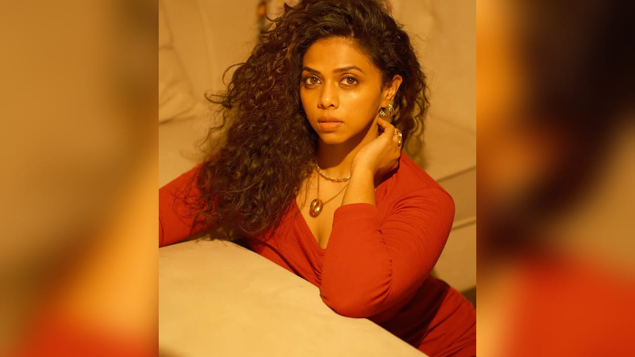 दरम्यान, तिने अलीकडेच सोशल मीडियावर लाल रंगाच्या बॉडीकॉन ड्रेसमधील काही फोटो शेअर केले आहेत. या फोटोंमध्ये तिचा ग्लॅमरस आणि आत्मविश्वासपूर्ण अंदाज पाहायला मिळत आहे. तिच्या या लूकने चाहत्यांचे विशेष लक्ष वेधून घेतले आहे.