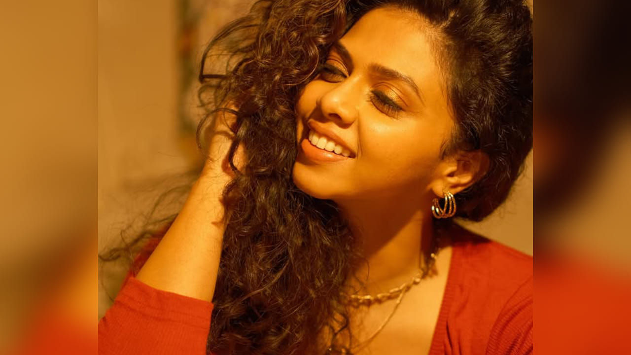 ऋतुजाचे हे फोटो सोशल मीडियावर प्रचंड व्हायरल झाले असून चाहत्यांकडून लाइक्स आणि कमेंट्सचा अक्षरशः वर्षाव होत आहे. अनेकांनी तिच्या स्टाइल आणि लूकचे कौतुक केले असून ती पुन्हा एकदा चर्चेचा विषय ठरली आहे.