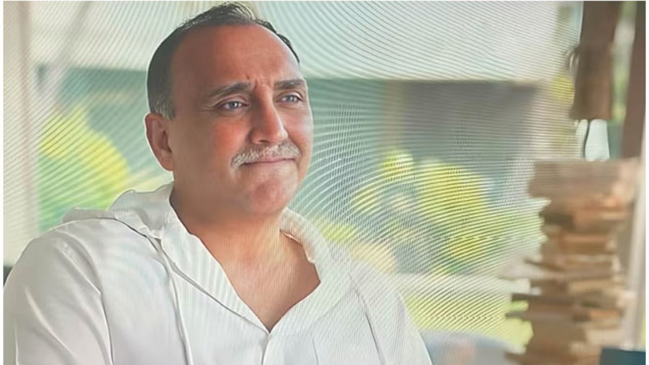 आदित्य चोपडा - आदित्य चोपडा यांचा क्रमांक तिसरा आहे. न्यूज एक्सच्या बातमीनुसार चित्रपट निर्माते आदित्य चोपडा यांची नेटवर्थ ७,२०० - ७,५०० कोटी आहे.