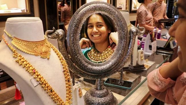 त्यानंतर तुम्हाला सोने 20 एप्रिल 2026 रोजी सकाळी 06.18 वाजेपर्यंत खरेदी करता येईल. पंचांगानुसार 19 एप्रिल रोजी अक्षय तृतियेनिमित्त पूजा मुहूर्त सकाळी 10.49 ते दुपारी 12.38 वाजेपर्यंत असे.