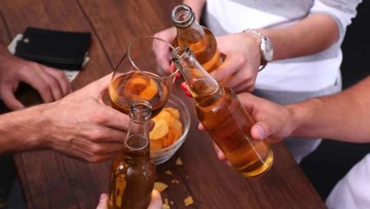 रात्र झाली की बार लोकांनी भरून जातो. मद्यविक्रीच्या दुकानांवर गर्दी होते. परंतु रात्र झाली की लोक मद्य का पितात, याचा तुम्ही कधी विचार केला आहे का? यामागचं नेमकं कारण जाणून घेऊ या...