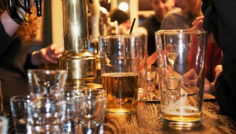 मोकळा वेळ असल्याने तसेच मद्यप्राशन करताना वेळेचे बंधन पाळण्याची गरज नसते. त्यामुळेच लोक रात्रीच्या वेळी मद्यप्राशन करतात. जगभरात रात्री मद्यपान करणाऱ्याची संख्या प्रचंड आहे. रात्री मद्यविक्री व्यवसायात कोट्यवधी रुपयांची उलाढाल होते. 