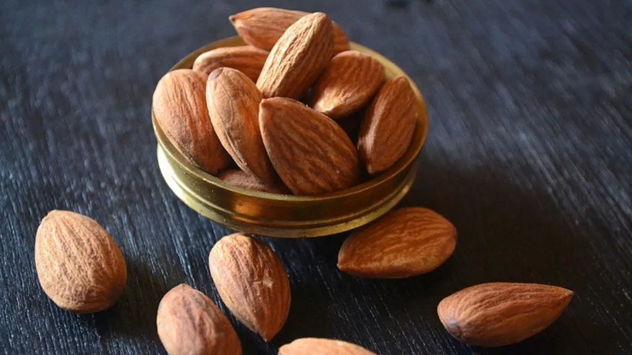  व्हिटामिन्स ईच्या पूर्तीसाठी तुम्ही तुमच्या डाएटमध्ये बदामांचा समावेश करु शकता. रोज रात्री ३ ते ४ बदाम पाण्यात भिजवा आणि सकाळी साल काढून खा. युएसडीएच्या मते १०० ग्रॅम बदामात २५.६ मिलीग्रॅम व्हिटामिन ई (alpha-tocopherol) असते. हा गुड फॅट्सचा देखील चांगला सोर्स आहे.