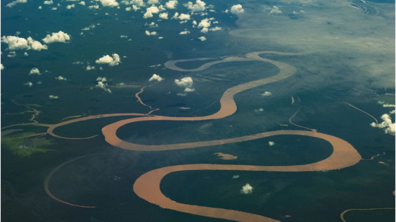 रुंदी आणि जलप्रपात - ॲमेझॉन नदीचे पात्र पावसात प्रचंड मोठे आणि पाणीचा प्रवाह खूपच जास्त वाढतो. त्यामुळे ॲमेझॉन नदीवर पुल बांधता येणे खूपच कठीण आहे. 