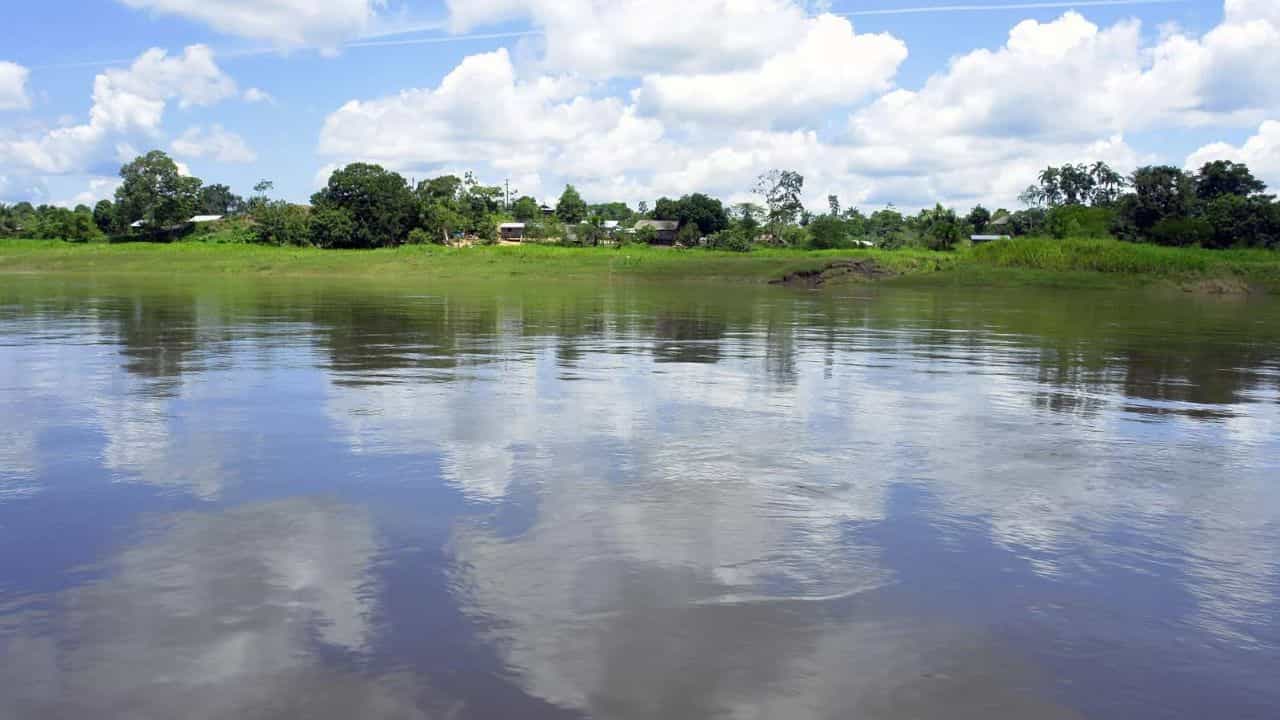दक्षिण अमेरिकेतील ॲमेझॉन नदी (Amazon River) ही जगातील एकमेव सर्वात लांब आणि मोठी नदी आहे, जिच्या पात्रावर आजपर्यंत एकही पुल बांधला गेलेला नाही.