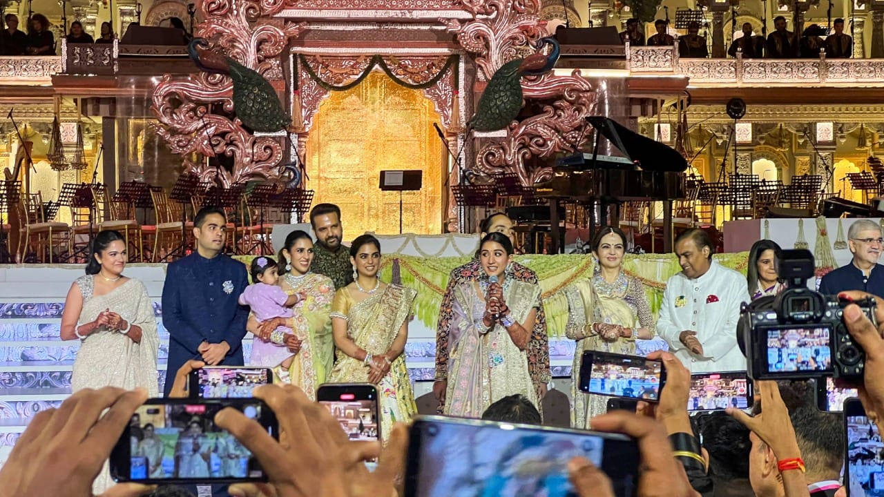 अंबानींच्या अँटेलिया निवासस्थानी इतक्या मोठ्या संख्येने चपात्या नक्की कोणासाठी बनवल्या जातात, असा प्रश्न सर्वांनाच पडला आहे. आज आपण याचे उत्तर जाणून घेणार आहोत.