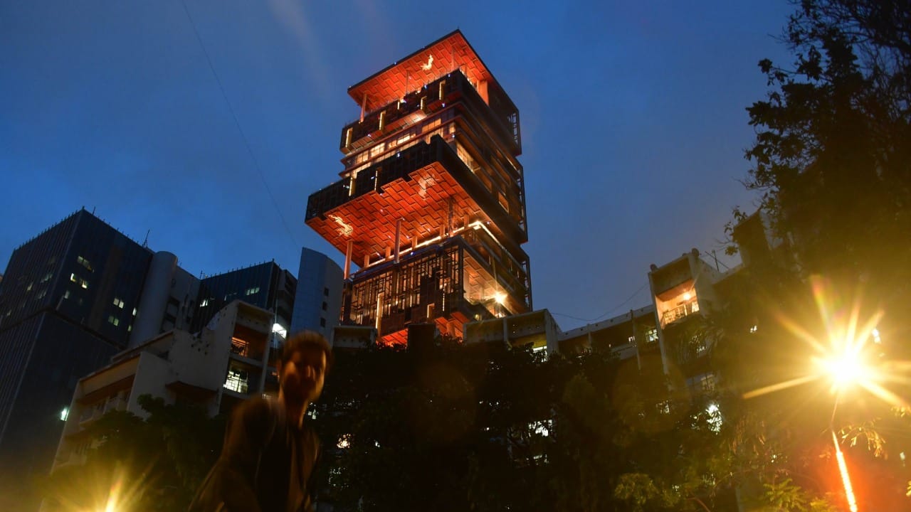 या सर्व कर्मचाऱ्यांना पौष्टिक आणि ताजे जेवण मिळावे, याची काळजी अंबानी कुटुंबाकडून घेतली जाते. याच कर्मचाऱ्यांच्या भोजनासाठी दररोज तब्बल ४,००० रोट्या तयार केल्या जातात.