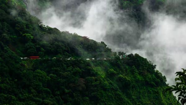 सध्या मोठ्या प्रमाणात उष्णतेमध्ये वाढ झाली आहे. यामुळे अनेकजण फिरण्यासाठी घराबाहेर जाण्यास नकार देत आहेत. मात्र, आम्ही तुम्हाला उन्हाळ्यात सर्वात सुंदर हिल स्टेशनबद्दल सांगणार आहेत.
