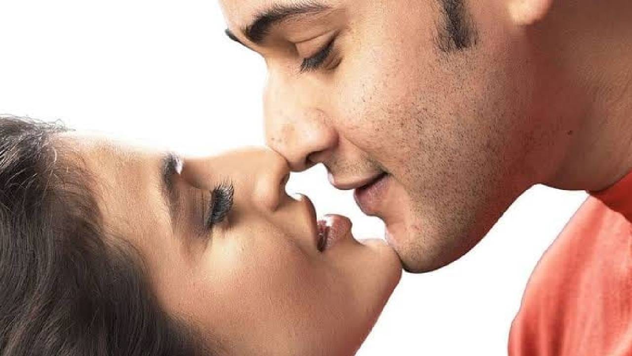 याशिवाय अभिनेत्री अमिषा पटेलने बालकृष्णसोबतही काम केले आहे. दासरी नारायण राव दिग्दर्शित 'परमवीर चक्र' या चित्रपटात तिने नायिकेची भूमिका साकारली होती, पण हा चित्रपट सपशेल अपयशी ठरला. यानंतर तिने इतर कोणत्याही तेलुगू चित्रपटात काम केले नाही. हे सोडलं रत अमिषा पटेलने अनेक हिंदी चित्रपट केले आहेत. 'गदर' आणि 'गदर 2' सारख्या चित्रपटांनी तिला हिंदीमध्ये स्टार नायिका बनवलं. मात्र सध्या ती मोठ्या प़डद्यावर फार ॲक्टिव्ह दिसत नाही. 