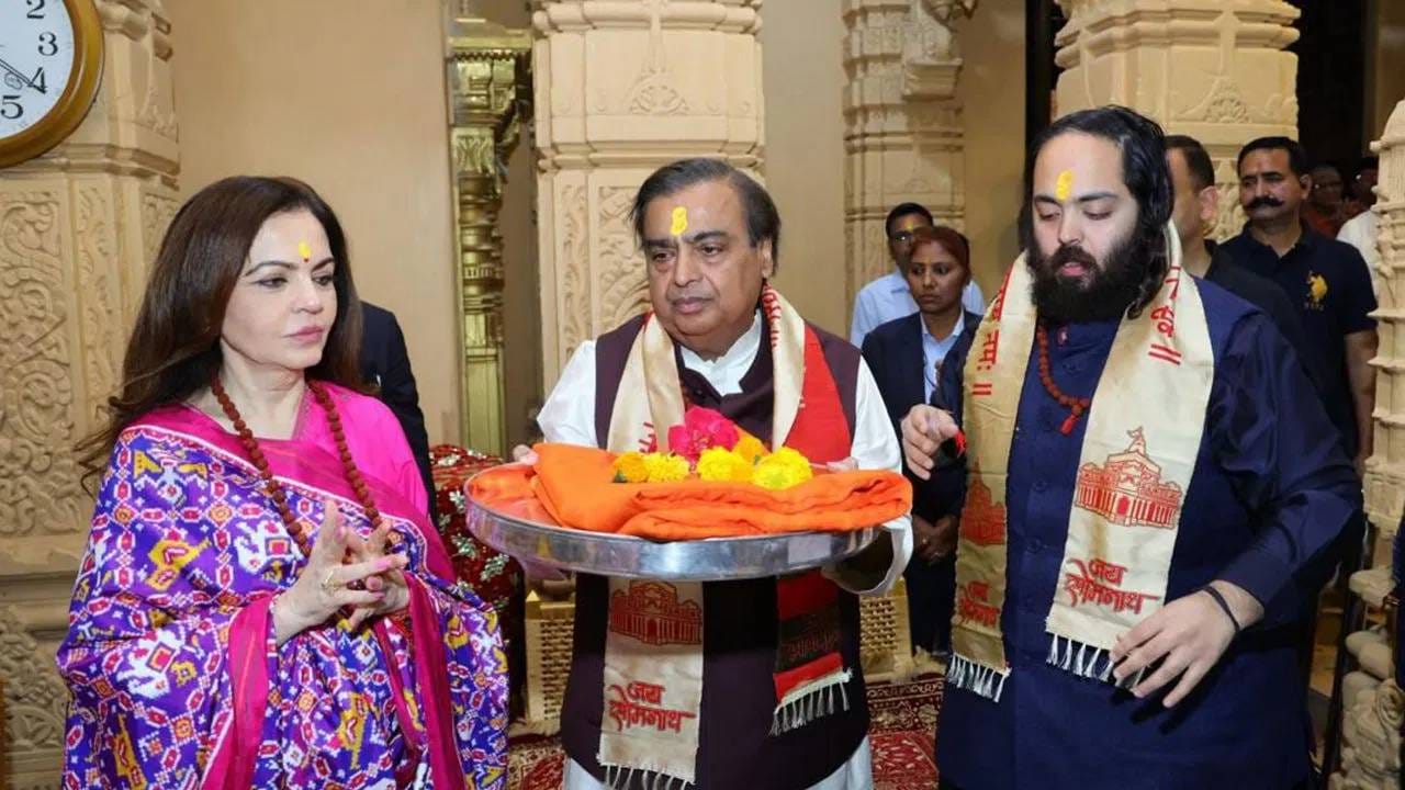 अनंत अंबानीच्या वाढदिवसाच्या भव्य सोहळ्यासाठी बॉलिवूड तारे त्यांच्या कुटुंबीयांसह जामनगरला पोहोचत आहेत. अनंतच्या 31 व्या वाढदिवसानिमित्त आयोजित पार्टीमधील मेन्यूचे फोटोही सोशल मीडियावर व्हायरल झाले आहेत.