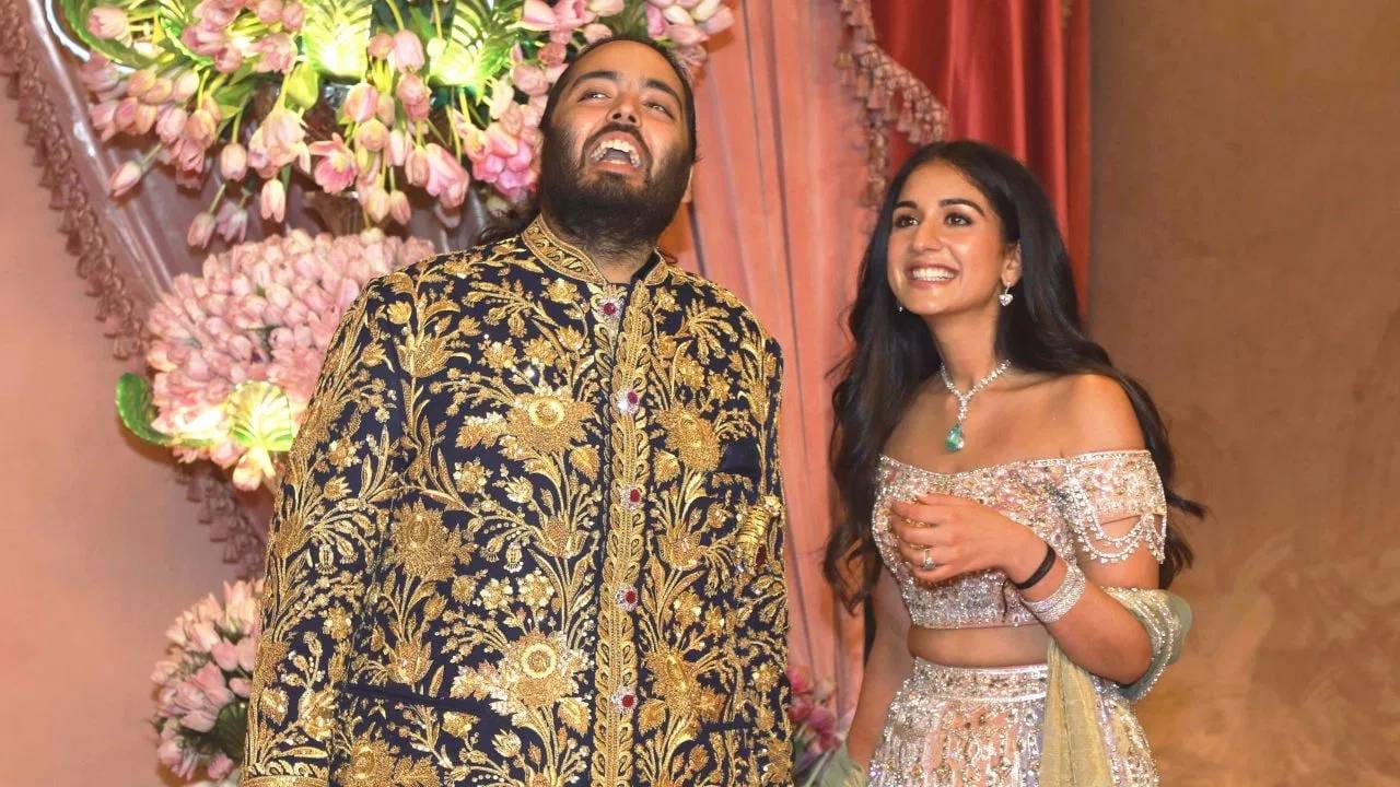 अमिताभ बच्चन यांचा नातू, अर्थात श्वेता हिचा मुलगा आणि अभिनेता अगस्त्य नंदा देखील अनंत अंबानींच्या वाढदिवस खास हजेरी लावणार आहे.