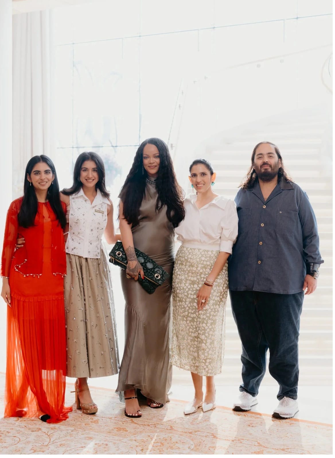 डिओरचे हे कलेक्शन त्याच्या कम्फर्ट आणि लक्झरीसाठी प्रसिद्ध आहे. रिहाना हीने ही पर्स कॅरी केल्याने ती सिंपल आणि एलिगंट स्टाईलला किती पसंद करते हे समजते. 