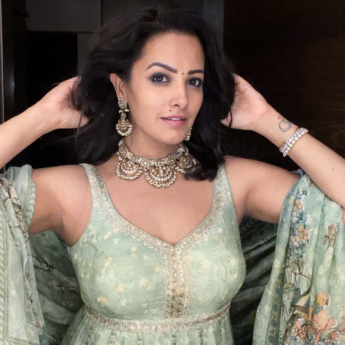 यामुळे शरीराची लवचिकता आणि हालचाल दोन्ही सुधारते. तिच्या वर्कआऊटमध्ये स्लांट बोर्डसह केटलबेल स्क्वॅट्स सुद्धा आहेत. यात टाचा थोड्या वर उचलल्या जातात. यामुळे लोअर बॉडीच्या मसल्स जास्त एक्टिव होतात. 