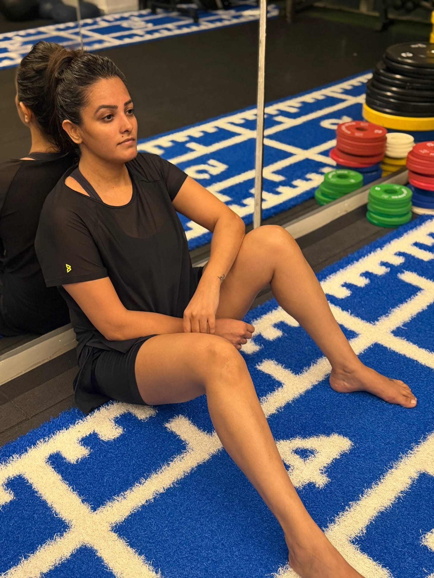 काही सोप्या पण नियमित सवयी स्वीकारुन ती स्वत:ला हेल्दी आणि एनर्जेटिक ठेवते. अनिताचं फिटनेस रुटीन जाणून घेऊया. भारी एक्सरसाइज करताना ती फक्त स्टॅटिक स्ट्रेचिंग करत नाही. डायनामिक मूवमेंटस सुद्धा करते. ग्राऊंडवर सिट-आऊटस  आणि लेटरल ट्रांजिशन. 