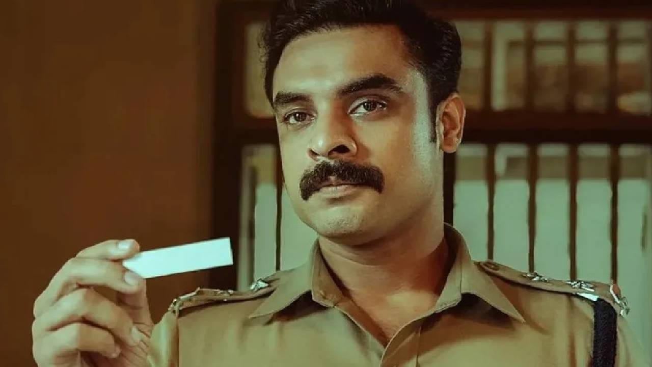 अन्वेषिप्पिन कंडेथुम: टोविनो थॉमसची मुख्य भूमिका असलेला हा चित्रपट एक पोलीस प्रोसिजरल थ्रिलर आहे. वेगवेगळ्या गुंतागुंतीच्या प्रकरणांचा तपास कसा केला जातो याचं चित्रण यात करण्यात आलं आहे. 1990 च्या दशकात घडणाऱ्या या चित्रपटात एक तरुण सब इन्स्पेक्टर आणि त्याची टीम पुरावे शोधण्याचा प्रयत्न करताना दिसतात. हा चित्रपट फक्त अॅक्शनपेक्षा तपास आणि तपशिलांवर अधिक लक्ष केंद्रीत करतो. 
